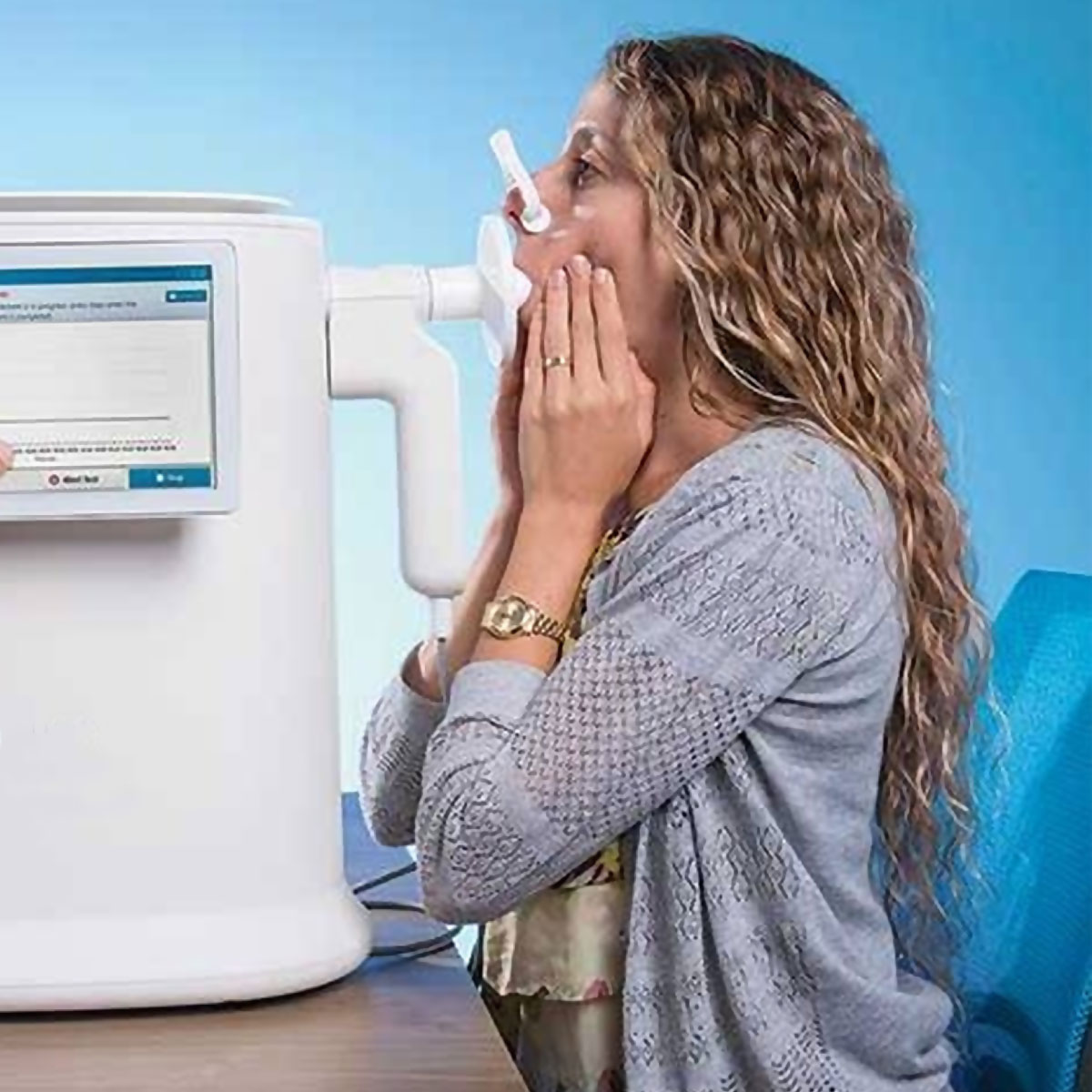 Mujer en examen de pletismografía pulmonar
