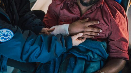 Dolor en el pecho y dificultad para respirar pueden ser derrame pleural. Conoce causas y tratamientos mínimamente invasivos en Pulmonary Center Monterrey.